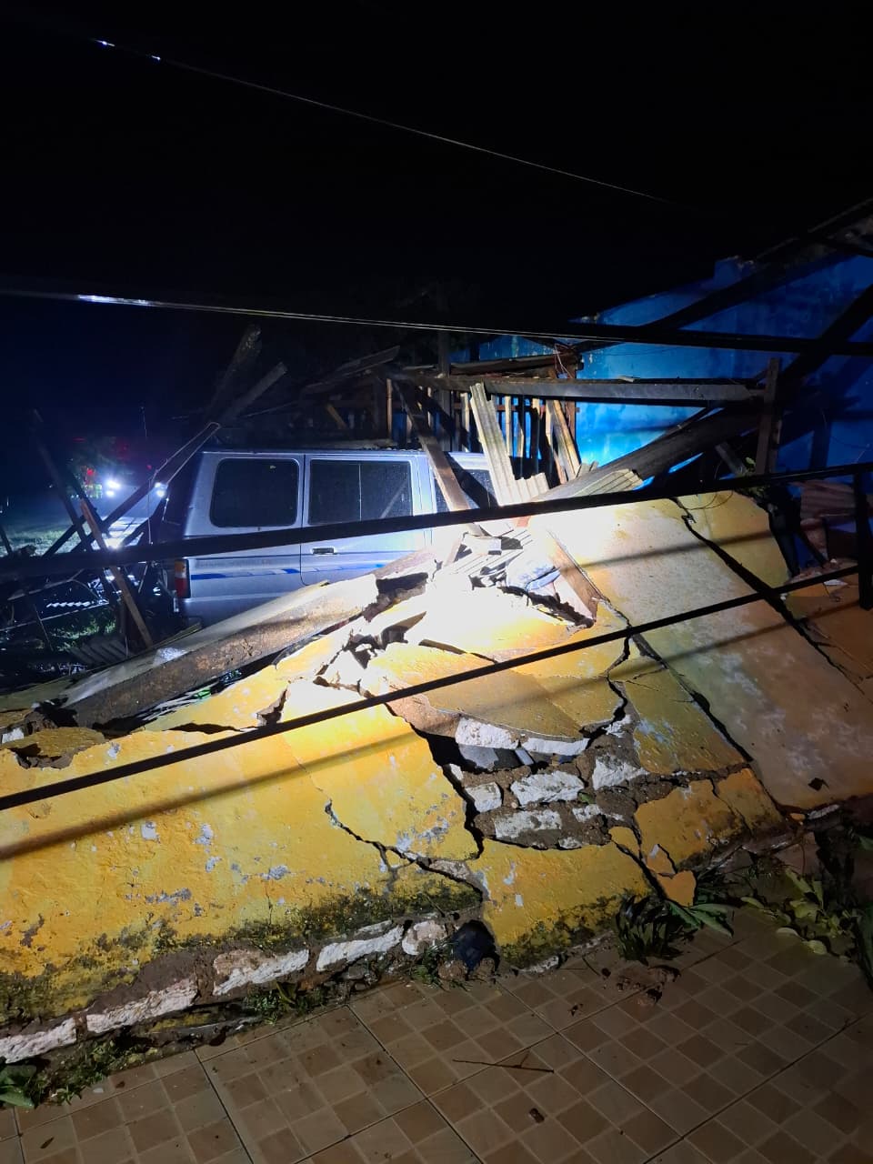 Kondisi bangunan runtuh yang terkena puting beliung 