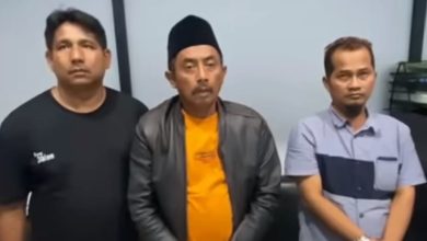Tiga pria dimintai keterangan oleh penyidik Satreskrim Polres Sampang terkait dugaan rekayasa laporan pencurian dengan kekerasan yang sempat menghebohkan warga. Polisi menegaskan kasus tersebut masih dalam proses pendalaman untuk memastikan unsur pidana yang terjadi.