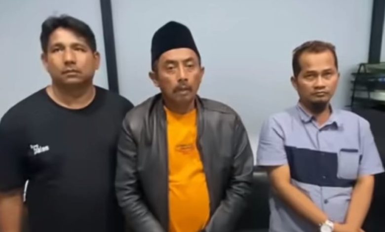 Tiga pria dimintai keterangan oleh penyidik Satreskrim Polres Sampang terkait dugaan rekayasa laporan pencurian dengan kekerasan yang sempat menghebohkan warga. Polisi menegaskan kasus tersebut masih dalam proses pendalaman untuk memastikan unsur pidana yang terjadi.