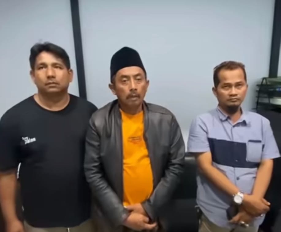 Tiga pria dimintai keterangan oleh penyidik Satreskrim Polres Sampang terkait dugaan rekayasa laporan pencurian dengan kekerasan yang sempat menghebohkan warga. Polisi menegaskan kasus tersebut masih dalam proses pendalaman untuk memastikan unsur pidana yang terjadi.