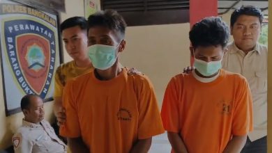 Keterangan foto: Dua pelaku penyalahgunaan narkotika saat digelandang petugas Polres Bangkalan.