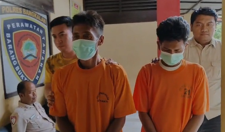 Keterangan foto: Dua pelaku penyalahgunaan narkotika saat digelandang petugas Polres Bangkalan.