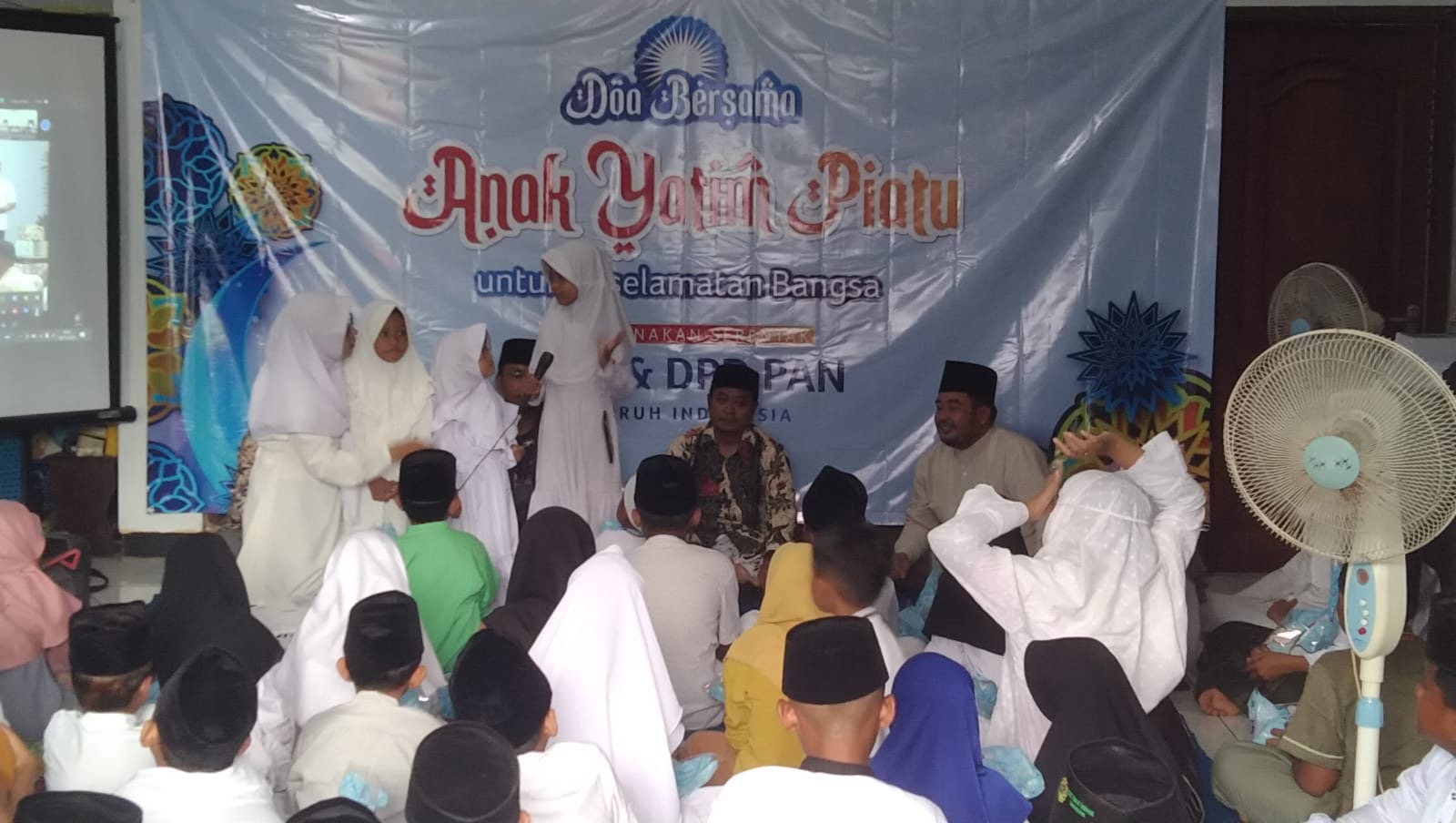 Keterangan foto: DPD PAN Bangkalan menggelar doa bersama dan santunan anak yatim untuk keselamatan bangsa.
