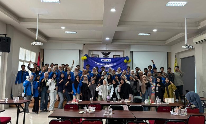 Peserta dan panitia berfoto bersama usai kegiatan Pra-MAPABA PMII Rayon Sunan Cendana Bangkalan yang digelar di Aula Dinas Pendidikan Kabupaten Bangkalan, Rabu (24/12/2025), sebagai tahapan awal penguatan kaderisasi PMII.