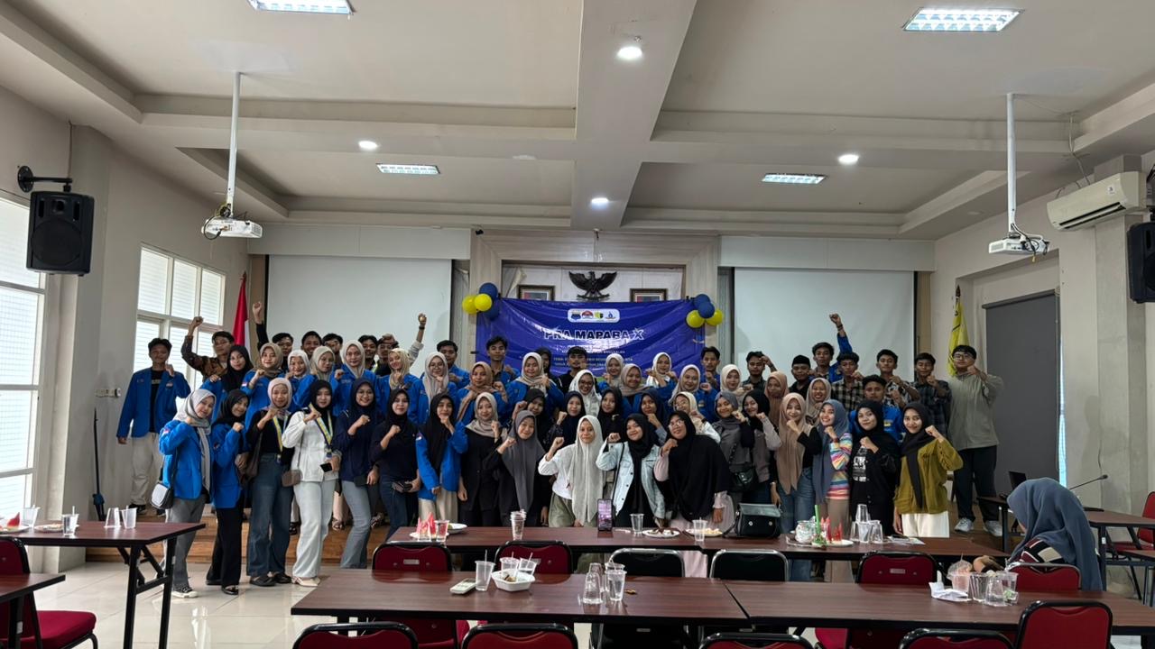 Peserta dan panitia berfoto bersama usai kegiatan Pra-MAPABA PMII Rayon Sunan Cendana Bangkalan yang digelar di Aula Dinas Pendidikan Kabupaten Bangkalan, Rabu (24/12/2025), sebagai tahapan awal penguatan kaderisasi PMII.