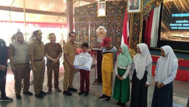 Keterangan foto: Pemkab Bangkalan berikan beasiswa kepada siswa dan mahasiswa kurang mampu dan yang berprestasi