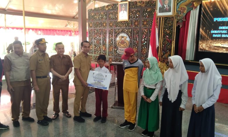 Keterangan foto: Pemkab Bangkalan berikan beasiswa kepada siswa dan mahasiswa kurang mampu dan yang berprestasi