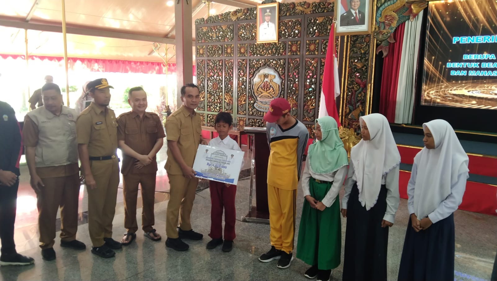 Keterangan foto: Pemkab Bangkalan berikan beasiswa kepada siswa dan mahasiswa kurang mampu dan yang berprestasi