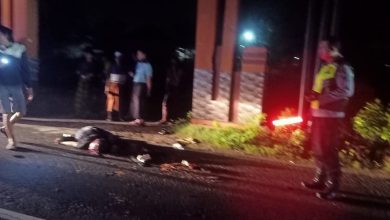 LAKA LANTAS – Kecelakaan maut terjadi di Jalan Raya Desa Madulang, Kecamatan Omben, Kabupaten Sampang, Madura, Senin (15/12/2025) malam, mengakibatkan satu orang meninggal dunia. (Ist)