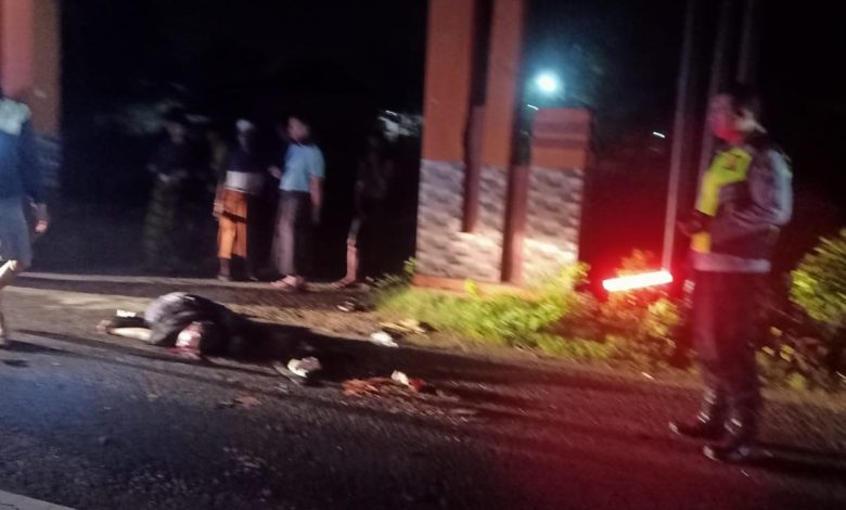 LAKA LANTAS – Kecelakaan maut terjadi di Jalan Raya Desa Madulang, Kecamatan Omben, Kabupaten Sampang, Madura, Senin (15/12/2025) malam, mengakibatkan satu orang meninggal dunia. (Ist)