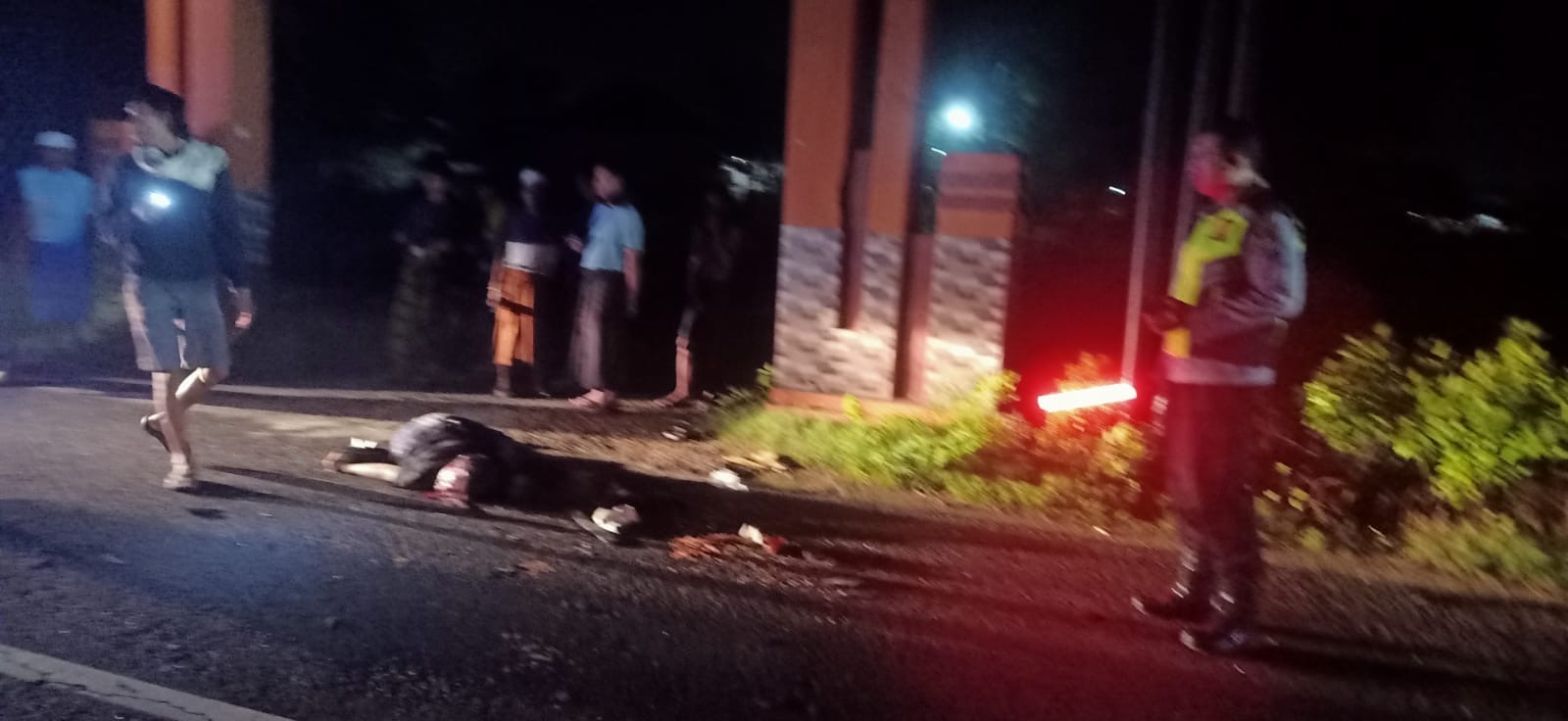 LAKA LANTAS – Kecelakaan maut terjadi di Jalan Raya Desa Madulang, Kecamatan Omben, Kabupaten Sampang, Madura, Senin (15/12/2025) malam, mengakibatkan satu orang meninggal dunia. (Ist)