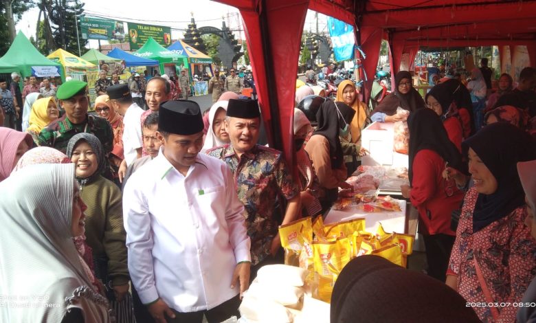 Suasana pasar murah di Kabupaten Bangkalan yang dipadati warga. Pemerintah daerah turun langsung memantau penjualan bahan pokok guna menekan kenaikan harga jelang Natal 2025 dan Tahun Baru 2026.
