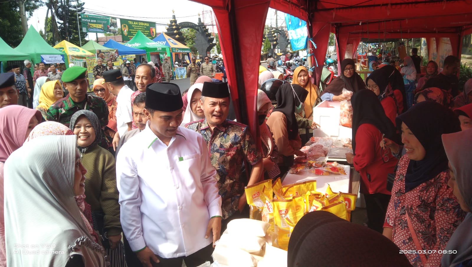 Suasana pasar murah di Kabupaten Bangkalan yang dipadati warga. Pemerintah daerah turun langsung memantau penjualan bahan pokok guna menekan kenaikan harga jelang Natal 2025 dan Tahun Baru 2026.
