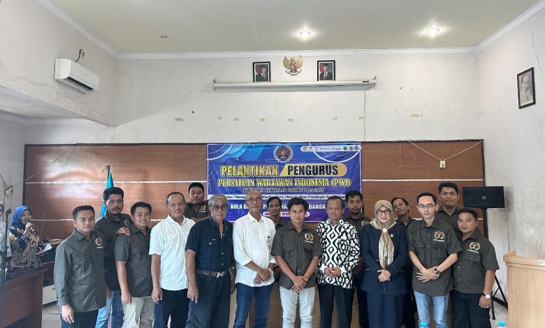 Foto bersama usai pelantikan PWI Bangkalan periode 2025-2028.