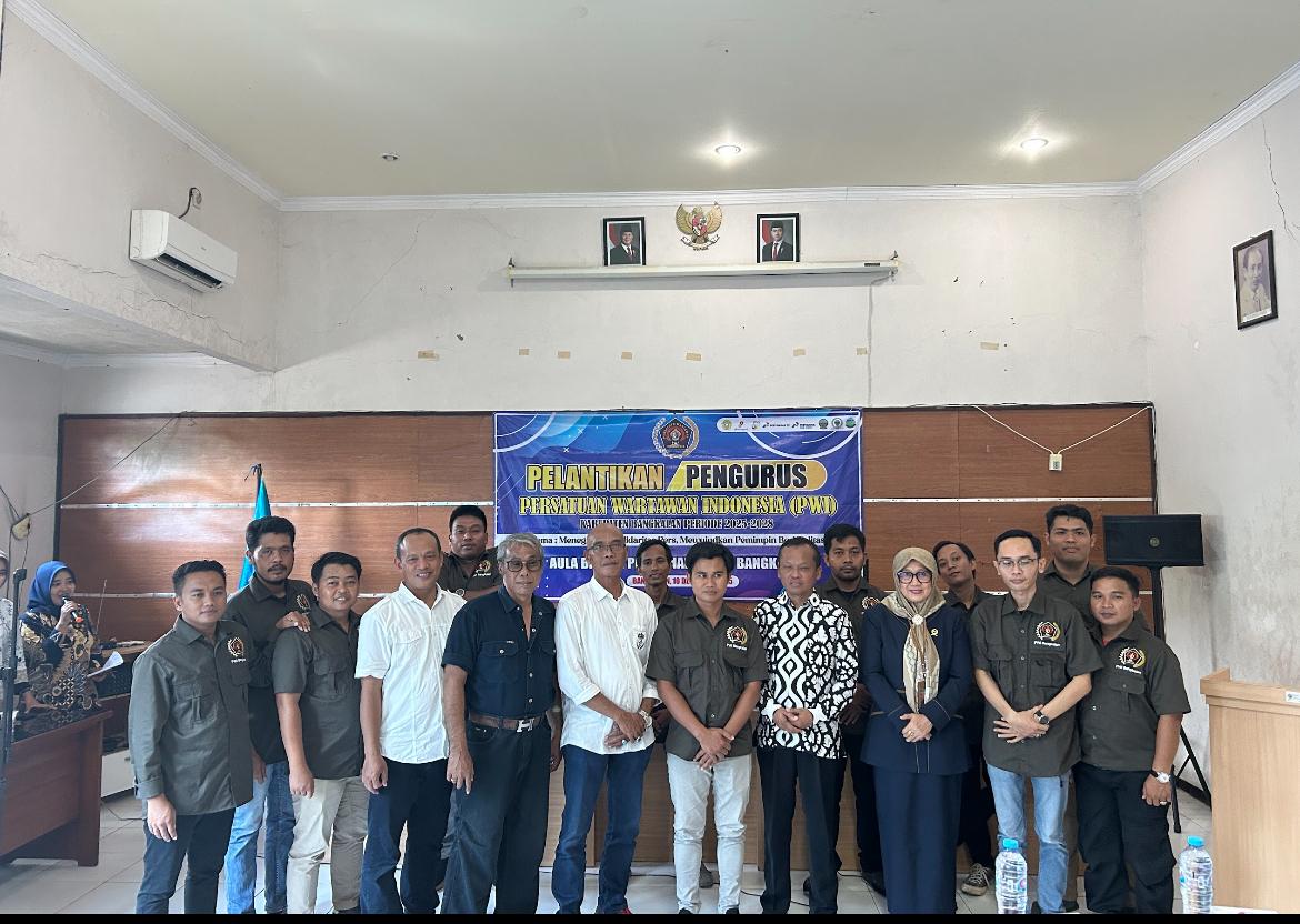 Foto bersama usai pelantikan PWI Bangkalan periode 2025-2028.