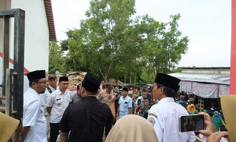 Pembukaan kembali SDN Lerpak 2 berlangsung dengan pengamanan TNI–Polri dan dihadiri jajaran Dinas Pendidikan Bangkalan.