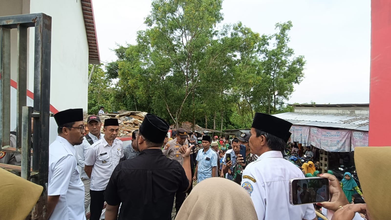 Pembukaan kembali SDN Lerpak 2 berlangsung dengan pengamanan TNI–Polri dan dihadiri jajaran Dinas Pendidikan Bangkalan.