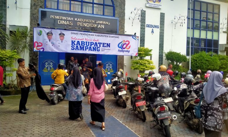 Suasana Kantor Dinas Pendidikan Kabupaten Sampang, Kamis (18/12/2025). Disdik Sampang menertibkan lembaga Pendidikan Anak Usia Dini (PAUD) melalui program AKSI PAUD, dengan menutup 30 lembaga yang dinyatakan tidak sanggup memenuhi persyaratan akreditasi dan administrasi guna menjamin mutu layanan pendidikan anak usia dini.