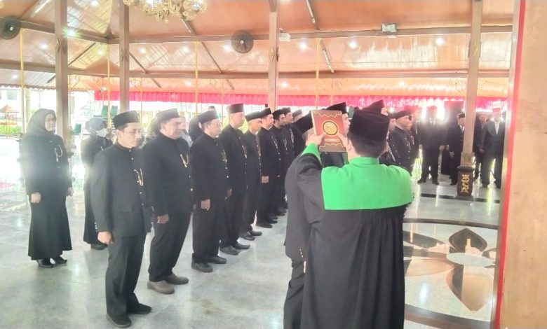 Keterangan Foto: Pengambilan sumpah jabatan pejabat eselon II dan III di lingkungan Pemerintah Kabupaten Bangkalan.