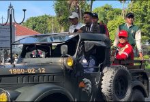 Penyambutan atlet Bangkalan peraih medali di SEA Games 2025 Thailand berlangsung meriah. Para atlet diarak menggunakan kendaraan klasik sebagai bentuk apresiasi atas prestasi mereka yang telah mengharumkan nama Bangkalan dan Indonesia di kancah internasional, Senin (23/12/2025).