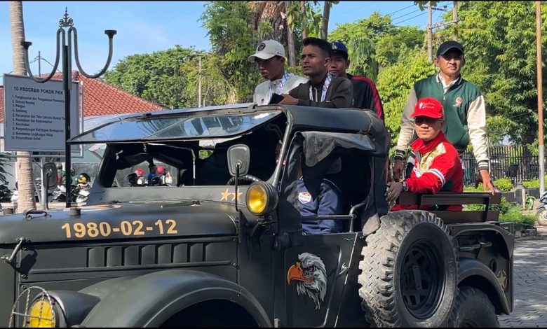 Penyambutan atlet Bangkalan peraih medali di SEA Games 2025 Thailand berlangsung meriah. Para atlet diarak menggunakan kendaraan klasik sebagai bentuk apresiasi atas prestasi mereka yang telah mengharumkan nama Bangkalan dan Indonesia di kancah internasional, Senin (23/12/2025).