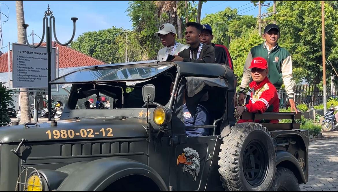 Penyambutan atlet Bangkalan peraih medali di SEA Games 2025 Thailand berlangsung meriah. Para atlet diarak menggunakan kendaraan klasik sebagai bentuk apresiasi atas prestasi mereka yang telah mengharumkan nama Bangkalan dan Indonesia di kancah internasional, Senin (23/12/2025).