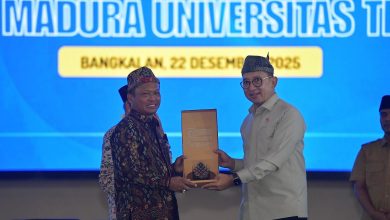 Mentri Kebudayaan Rwpublik Indonesia, Fadli Zon saat memberikan cendera mata tehadap rektor UTM Prof. Dr. Safi', S.H., M.H
