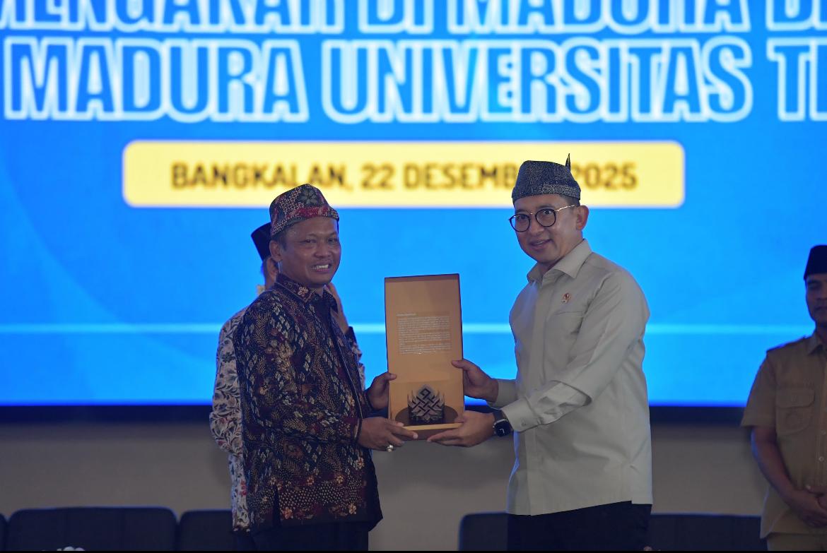 Mentri Kebudayaan Rwpublik Indonesia, Fadli Zon saat memberikan cendera mata tehadap rektor UTM Prof. Dr. Safi', S.H., M.H