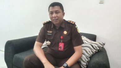 Keterangan foto: Kasi Pidana Umum (Pidum) Kejari Bangkalan, Hendrik Murbawan saat memberikan keterangan kepada awak media