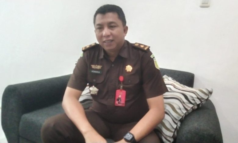 Keterangan foto: Kasi Pidana Umum (Pidum) Kejari Bangkalan, Hendrik Murbawan saat memberikan keterangan kepada awak media