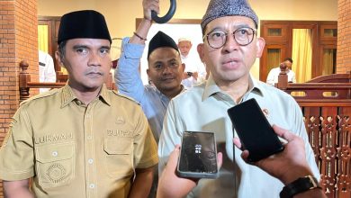 Menteri Kebudayaan Republik Indonesia, Fadli Zon, di dampingi Bupati Bangkalan, Kukman Hakim usai ziarah ke makam Syaikhona Kholil