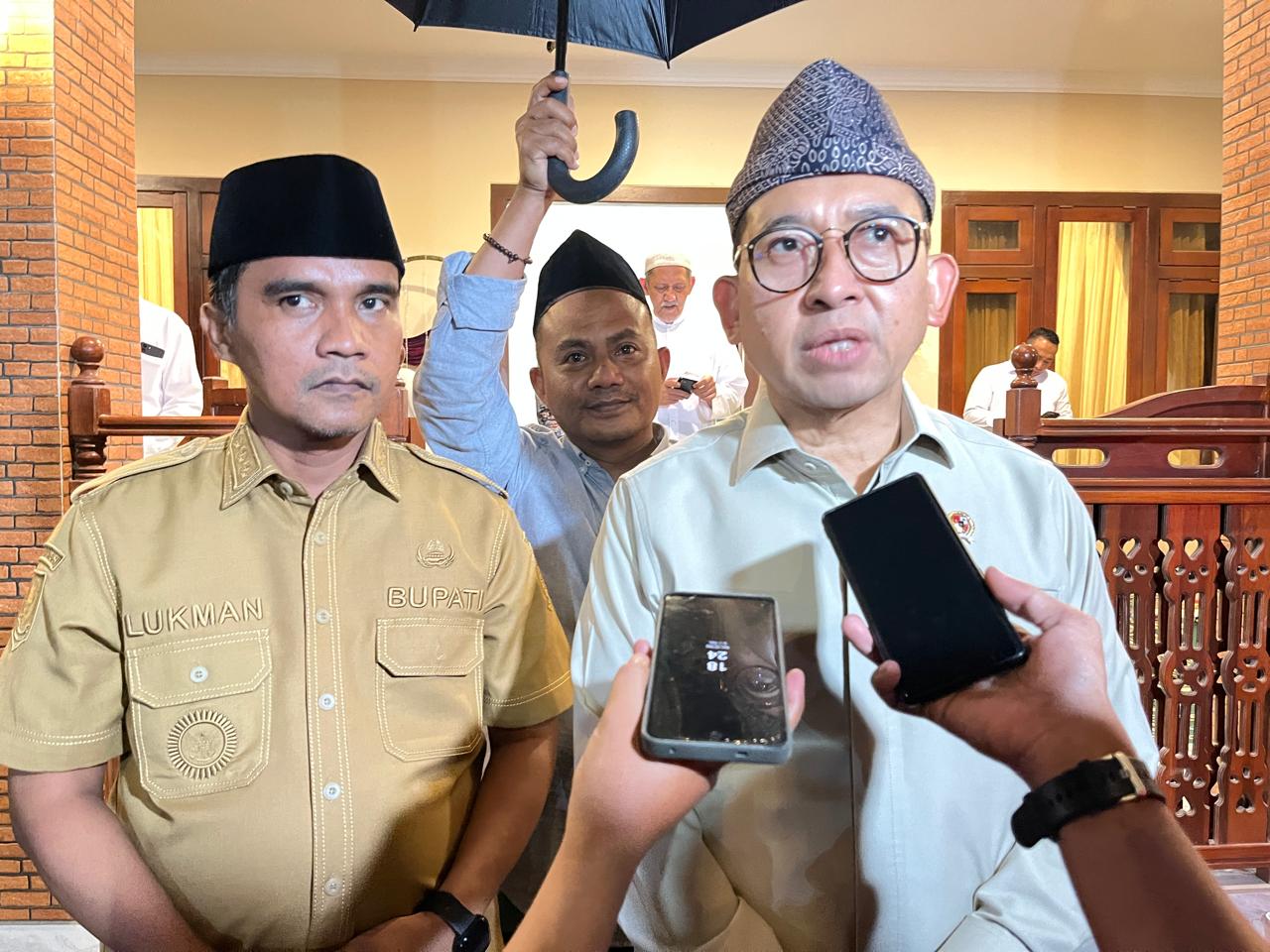 Menteri Kebudayaan Republik Indonesia, Fadli Zon, di dampingi Bupati Bangkalan, Kukman Hakim usai ziarah ke makam Syaikhona Kholil .