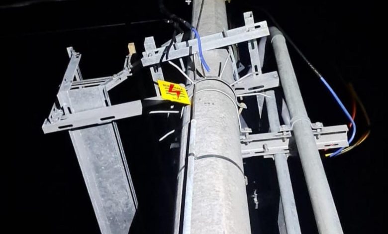 Kondisi kabel trafo PLN di kawasan Jalur Lintas Selatan (JLS) Sampang tampak terputus setelah dicuri pelaku. Sekitar 10 meter kabel tembaga dipotong dan dikupas di lokasi sepi, memaksa PLN melakukan perbaikan darurat dan melaporkan kasus tersebut ke Polres Sampang.