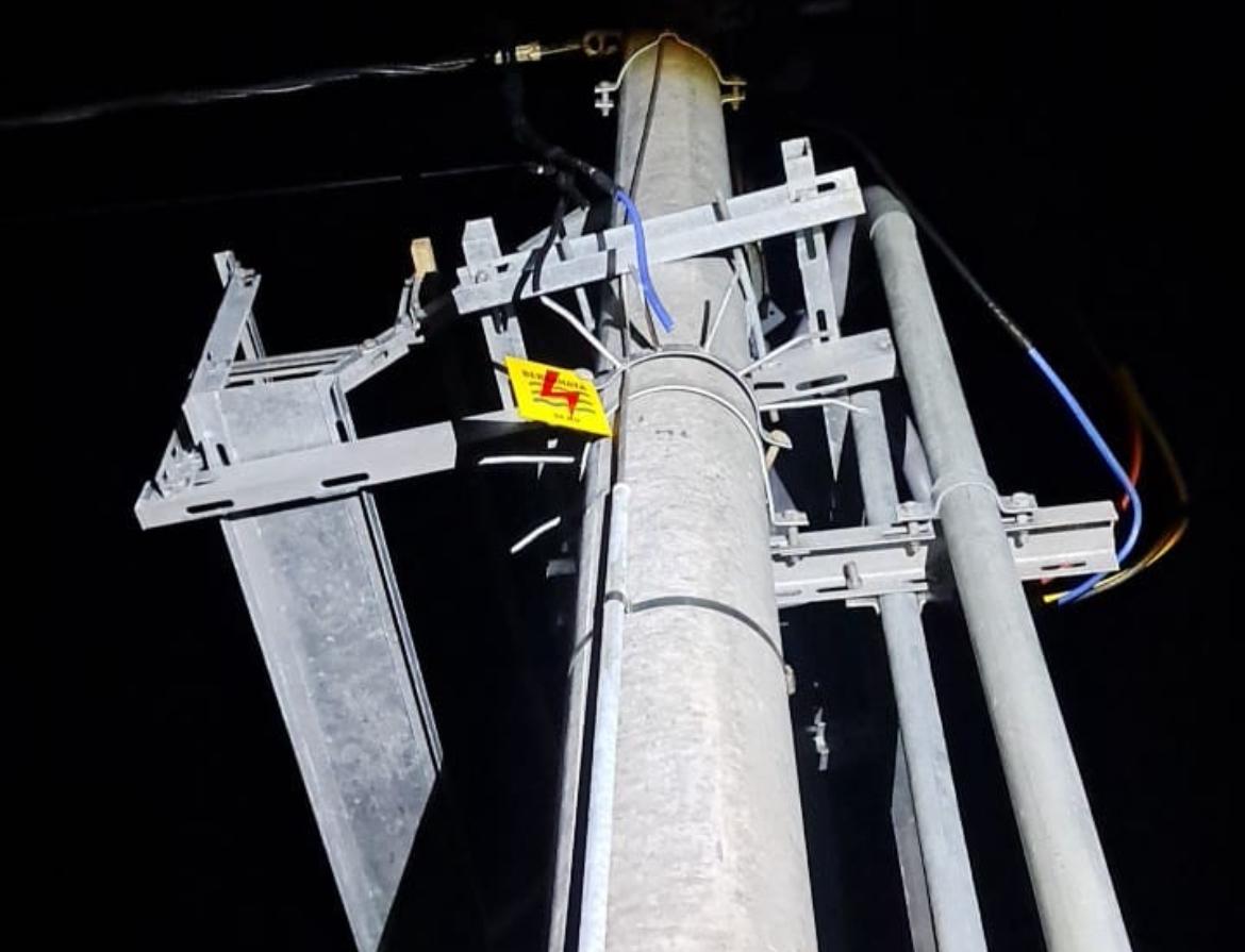 Kondisi kabel trafo PLN di kawasan Jalur Lintas Selatan (JLS) Sampang tampak terputus setelah dicuri pelaku. Sekitar 10 meter kabel tembaga dipotong dan dikupas di lokasi sepi, memaksa PLN melakukan perbaikan darurat dan melaporkan kasus tersebut ke Polres Sampang.