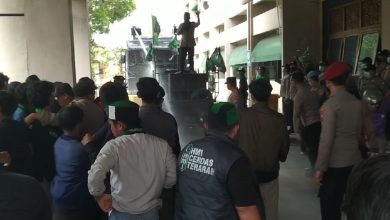 Aksi demonstrasi HMI Bangkalan di Kantor Pemkab Bangkalan berujung ricuh dan disemprot water canon oleh aparat kepolisian.