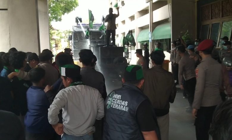 Aksi demonstrasi HMI Bangkalan di Kantor Pemkab Bangkalan berujung ricuh dan disemprot water canon oleh aparat kepolisian.