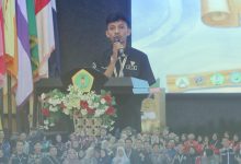 Gubernur ESA STKIP PGRI Bangkalan sekaligus Ketua Pelaksana ASMESA 2026 menyampaikan sambutan dalam pembukaan Annual Summit of Madurese English Students Association (ASMESA) 2026 di Bangkalan, yang diikuti ratusan mahasiswa Bahasa Inggris dari berbagai perguruan tinggi se-Madura.
