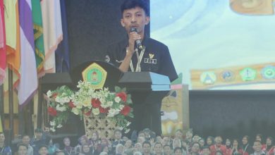 Gubernur ESA STKIP PGRI Bangkalan sekaligus Ketua Pelaksana ASMESA 2026 menyampaikan sambutan dalam pembukaan Annual Summit of Madurese English Students Association (ASMESA) 2026 di Bangkalan, yang diikuti ratusan mahasiswa Bahasa Inggris dari berbagai perguruan tinggi se-Madura.
