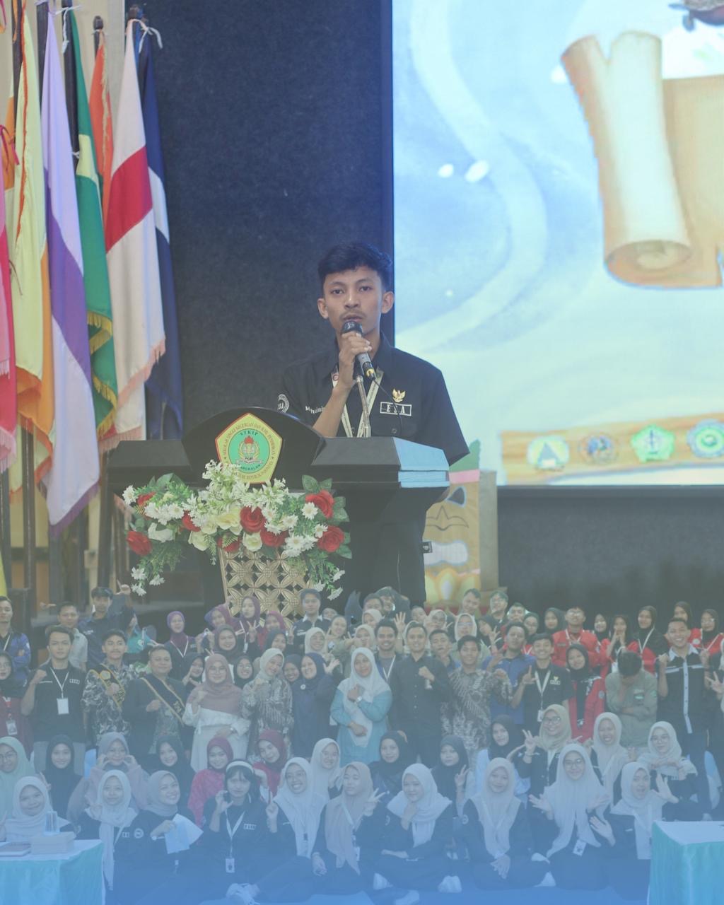 Gubernur ESA STKIP PGRI Bangkalan sekaligus Ketua Pelaksana ASMESA 2026 menyampaikan sambutan dalam pembukaan Annual Summit of Madurese English Students Association (ASMESA) 2026 di Bangkalan, yang diikuti ratusan mahasiswa Bahasa Inggris dari berbagai perguruan tinggi se-Madura.