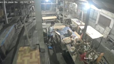 Rekaman CCTV memperlihatkan seorang pria misterius beraksi di area Pasar Kamal Bangkalan, menyasar lapak pedagang daging dan menggondol timbangan besi saat kondisi pasar sepi.