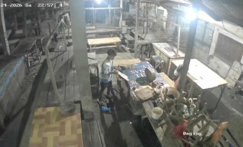 Rekaman CCTV memperlihatkan seorang pria misterius beraksi di area Pasar Kamal Bangkalan, menyasar lapak pedagang daging dan menggondol timbangan besi saat kondisi pasar sepi.