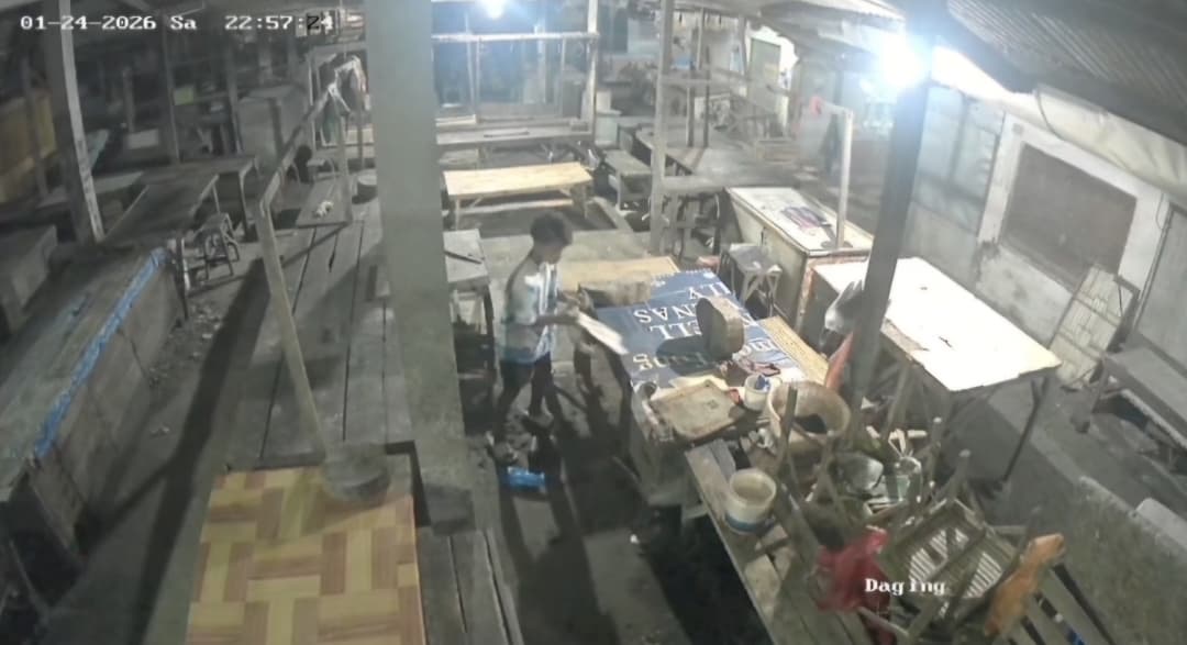Rekaman CCTV memperlihatkan seorang pria misterius beraksi di area Pasar Kamal Bangkalan, menyasar lapak pedagang daging dan menggondol timbangan besi saat kondisi pasar sepi.
