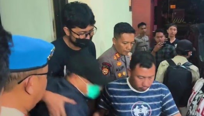 DITANGKAP. Petugas kepolisian mengawal Bupati Pati Sudewo saat keluar dari ruang pemeriksaan di Polres Kudus, sebelum dibawa penyidik KPK ke Semarang. (istimewa/ejaberita.co)