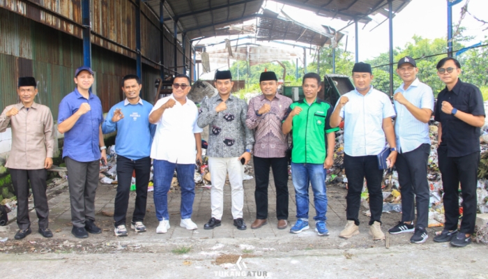 BERKUNJUNG. Komisi I DPRD Kabupaten Sampang saat melakukan kunjungan studi pengelolaan sampah berbasis ekonomi di Desa Randupitu, Kabupaten Pasuruan, Jawa Timur. (redaksi ejaberita.co)