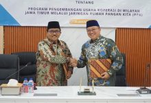 Ketua Umum Koperasi Jatim Unggul Bersama, Dr. KH. M. Muchlis Muhsin, M.H., bersama Pimpinan Bulog Jawa Timur Langgeng Wisnu Adi Nugraha usai penandatanganan kerja sama (MoU) pengembangan Rumah Pangan Kita (RPK).