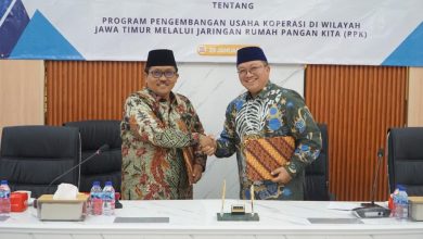 Ketua Umum Koperasi Jatim Unggul Bersama, Dr. KH. M. Muchlis Muhsin, M.H., bersama Pimpinan Bulog Jawa Timur Langgeng Wisnu Adi Nugraha usai penandatanganan kerja sama (MoU) pengembangan Rumah Pangan Kita (RPK).