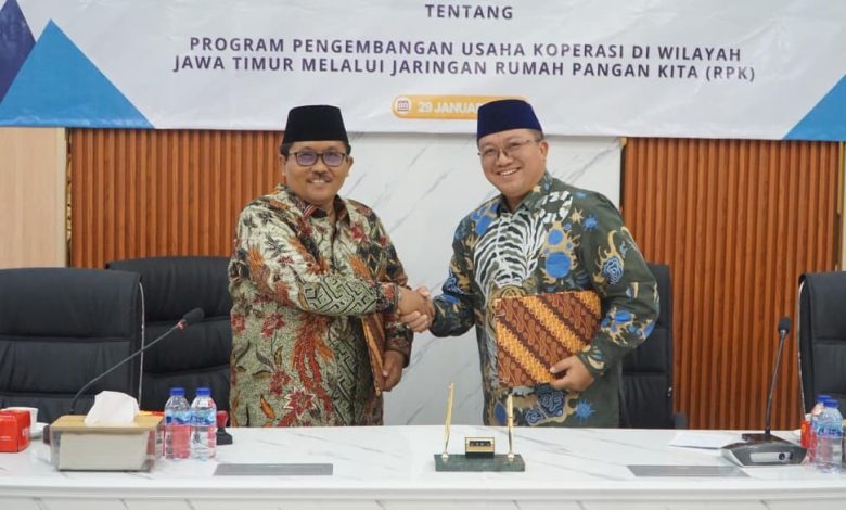 Ketua Umum Koperasi Jatim Unggul Bersama, Dr. KH. M. Muchlis Muhsin, M.H., bersama Pimpinan Bulog Jawa Timur Langgeng Wisnu Adi Nugraha usai penandatanganan kerja sama (MoU) pengembangan Rumah Pangan Kita (RPK).