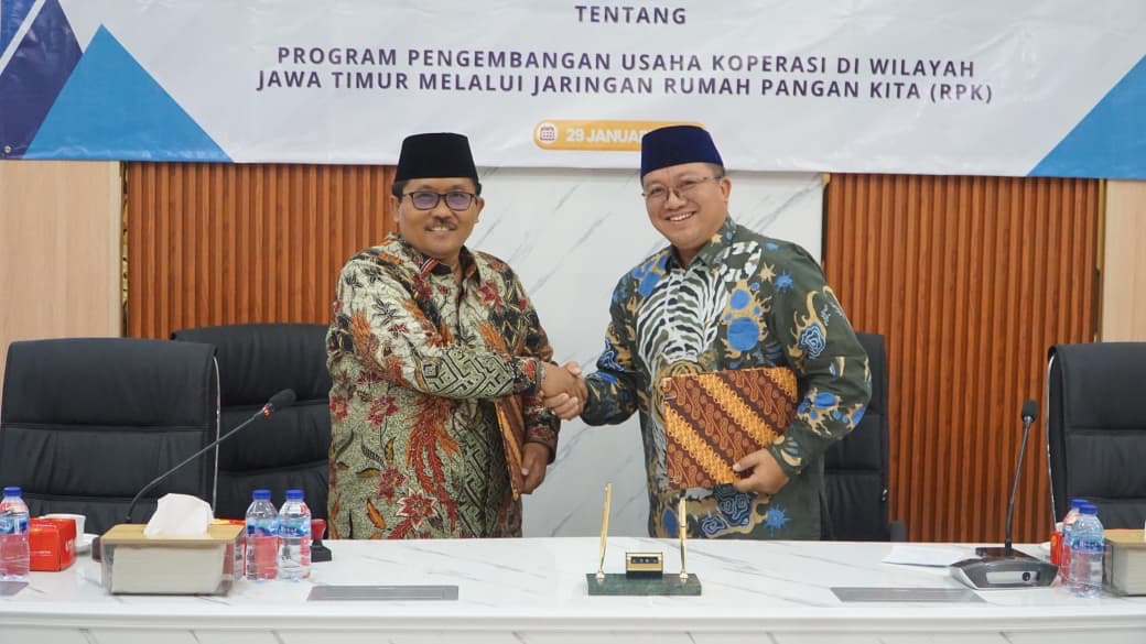 Ketua Umum Koperasi Jatim Unggul Bersama, Dr. KH. M. Muchlis Muhsin, M.H., bersama Pimpinan Bulog Jawa Timur Langgeng Wisnu Adi Nugraha usai penandatanganan kerja sama (MoU) pengembangan Rumah Pangan Kita (RPK).