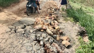 Kondisi Jalan Poros Kabupaten di Dusun Bandan, Desa Bira Tengah, Kecamatan Sokobanah, Sampang, rusak parah dan terbelah. Jalan tak lagi bisa dilalui kendaraan roda empat dan membahayakan pengguna jalan, terutama saat hujan.
