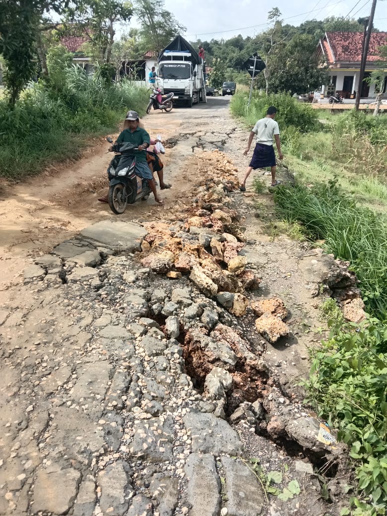 Kondisi Jalan Poros Kabupaten di Dusun Bandan, Desa Bira Tengah, Kecamatan Sokobanah, Sampang, rusak parah dan terbelah. Jalan tak lagi bisa dilalui kendaraan roda empat dan membahayakan pengguna jalan, terutama saat hujan.